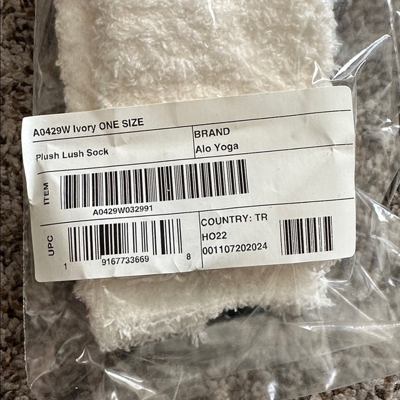 BNWT ALO Yoga Women’s Plush Lush Chenille Socks O/S Ivory - Picture 6 of 7